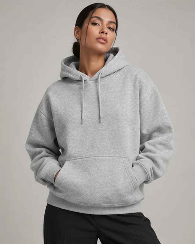Essential Hoodie no modelo