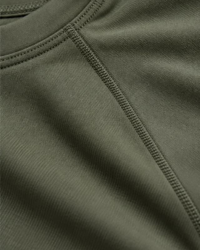 Performance Tee Oliva: detalhe do tecido