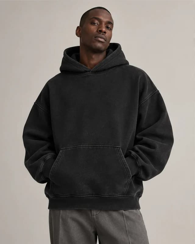 Heavy Hoodie no modelo